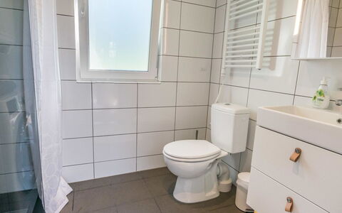 Villa Lux: Altan, Lejlighed, Skygge, Glas, Ejerlejlighed, Gelænder, Veranda, Dagslys, Dæk, Udendørs Møbler
