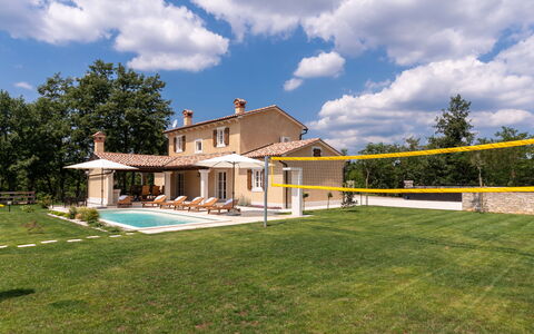Lucija: Sky, Himmel, Plante, Bygning, Vindue, Træ, Skygge, Hus, Land Lot, Naturlige Landskab