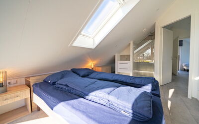 Biddinghuizen 308: Møbel, Bygning, Komfort, Azure, Træ, Textile, Bed Frame, Seng, Skygge, Hus