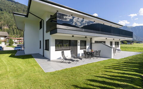 Apart Jasmin: Himmel, Sky, Ejendom, Bygning, Plante, Skygge, Land Lot, Indretning, Vindue, Sommerhus