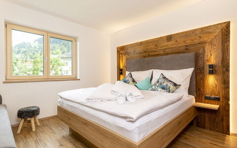 Apart Jasmin: Bygning, Møbel, Komfort, Vindue, Azure, Træ, Indretning, Gulvbelægning, Etage, Bed Frame