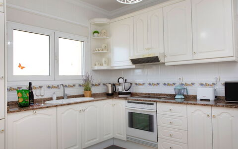 La Escapada: Cabinetry, Countertop, Ejendom, Hvid, Komfur, Vindue, Køkken Apparat, Håndvask, Husholdningsapparat, Køkken