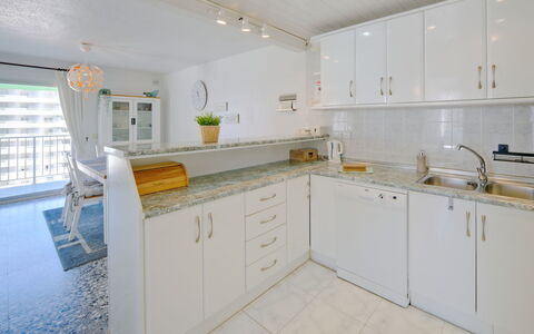 Calpe Calp 472: Cabinetry, Countertop, Håndvask, Køkkenvask, Møbel, Køkken, Tap, Skuffe, Indretning, Gulvbelægning