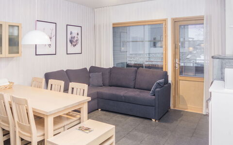 Rukatonttu D 15: Møbel, Indretning, Gulvbelægning, Etage, Couch, Træ, Værelse, Loft, Stue, Bord