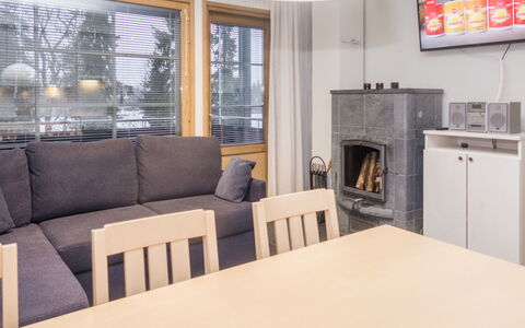 Rukatonttu D 15: Møbel, Indretning, Gulvbelægning, Etage, Træ, Loft, Værelse, Couch, Belysning, Stue