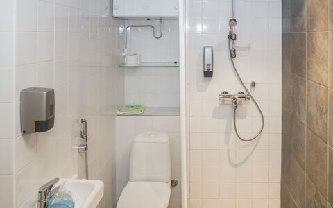 Rukatonttu D 15: Badeværelse, Toiletbræt, Sanitærarmatur, Toilet, Væg, Gulvbelægning, Indretning, Brusehoved, Etage, Badeværelsesvask