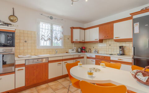 Les Galandos: Cabinetry, Countertop, Tap, Håndvask, Møbel, Ejendom, Sanitærarmatur, Køkkenvask, Køkken, Træ