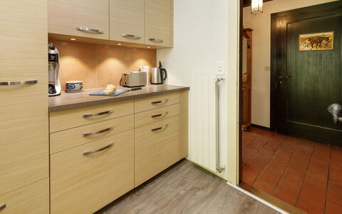 Les Diablerets 600: Træ, Gulvbelægning, Cabinetry, Møbel, Countertop, Indretning, Etage, Køkken, Belysning, Køkken Apparat
