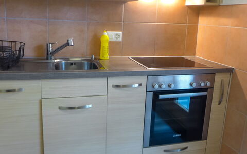 Les Diablerets 600: Køkkenvask, Cabinetry, Håndvask, Ejendom, Countertop, Tap, Køkken Apparat, Sanitærarmatur, Køkken, Træ