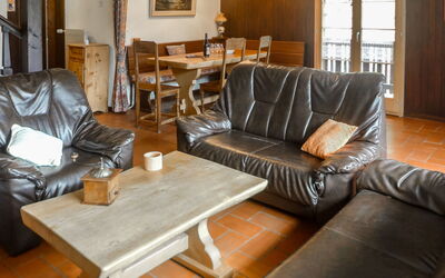 Les Diablerets 600: Brun, Møbel, Couch, Ejendom, Bord, Komfort, Billedramme, Bygning, Vindue, Træ