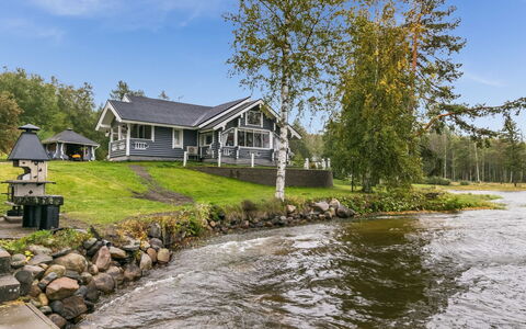 Villa Leinola 2: Altan, Lejlighed, Skygge, Glas, Ejerlejlighed, Gelænder, Veranda, Dagslys, Dæk, Udendørs Møbler
