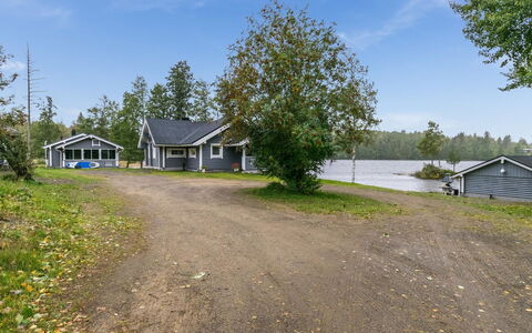 Villa Leinola 2: Altan, Lejlighed, Skygge, Glas, Ejerlejlighed, Gelænder, Veranda, Dagslys, Dæk, Udendørs Møbler