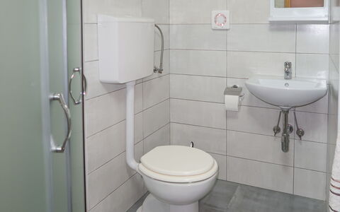 Elija: Toiletbræt, Sanitærarmatur, Ejendom, Toilet, Badeværelse, Purple, Håndvask, Arkitektur, Gulvbelægning, Etage