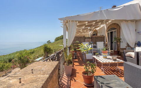 Terrazza del Sud: Himmel, Plante, Ejendom, Blomsterkrukke, Stol, Skygge, Bygning, Stueplante, Udendørs Møbler, Badeby