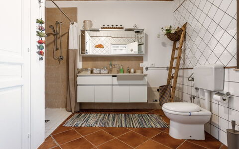 Terrazza del Sud: Sanitærarmatur, Tap, Indretning, Bygning, Badeværelse, Etage, Træ, Gulvbelægning, Toilet, Vvs