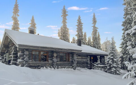 Kelotorppa B: Sne, Træ, Vinter, Sommerhus, Tag, Landskab, Fryser, Lærk, Hældning, Hill Station