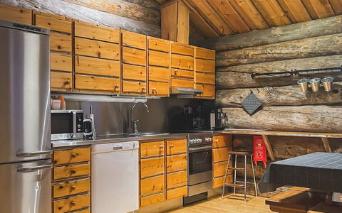 Kelotorppa B: Træ, Køkken, Cabinetry, Køkken Apparat, Større Bandage, Bejdse, Countertop, Loft, Komfur, Bjælkehytte