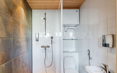 Rukatonttu D 14: Gulvbelægning, Etage, Væg, Indretning, Sanitærarmatur, Træ, Loft, Badeværelse, Toilet, Belysning