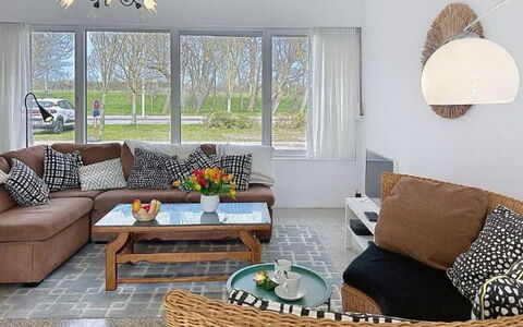 Sea-Kret with Garden: Møbel, Indretning, Couch, Gulvbelægning, Etage, Væg, Stue, Træ, Loft, Værelse