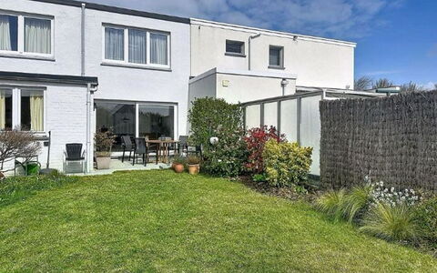 Sea-Kret with Garden: Boligområde, Hjem, Busk, Hus, Have, Land Lot, Lawn, Estate, Landscaping