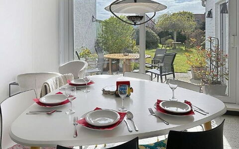 Sea-Kret with Garden: Møbel, Stol, Indretning, Bord, Køkken & Spisebord, Belysning, Spisestue, Lysarmatur, Loft, Restaurant