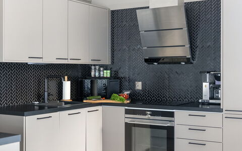 Loma-Saaga 3: Køkken, Countertop, Køkken Apparat, Cabinetry, Møbel, Gulvbelægning, Større Bandage, Indretning, Komfur, Etage
