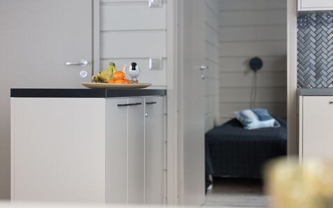 Loma-Saaga 3: Møbel, Indretning, Cabinetry, Gulvbelægning, Etage, Skab, Værelse, Køkken