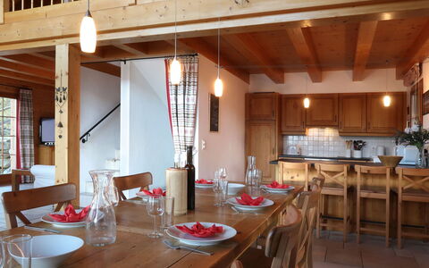 Altamira: Bygning, Værelse, Ejendom, Restaurant, Møbel, Indretning, Spisestue, Bord, Bjælke