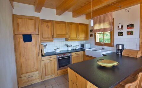 Altamira: Countertop, Værelse, Ejendom, Møbel, Køkken, Cabinetry, Bygning, Komfur, Indretning, Etage