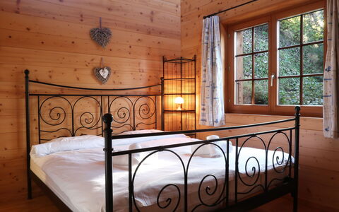 Altamira: Seng, Møbel, Værelse, Soveværelse, Bed Frame, Ejendom, Indretning, Sengetøj, Etage, Bygning