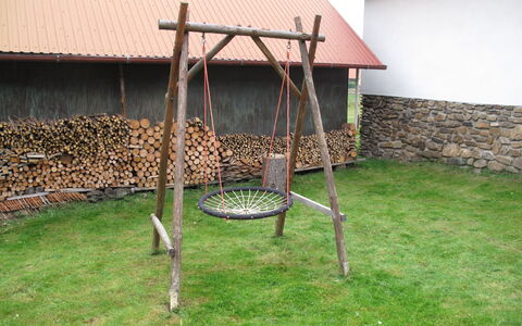 Jelemek: Græs, Svinge, Træ, Plante, Backyard, Legepladsudstyr, Gård, Hus