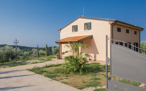 La Rocchetta: Himmel, Plante, Bygning, Hus, Vindue, Land Lot, Sommerhus, Skygge, Træ, Kvarter