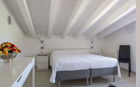 La Rocchetta: Soveværelse, Seng, Værelse, Møbel, Ejendom, Loft, Indretning, Bed Frame, Væg, Sengetøj