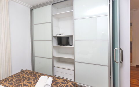 Centro: Passeig de Gracia - Casa Batllo: Møbel, Værelse, Ejendom, Skab, Dør, Seng, Garderobe, Soveværelse, Indretning, Cabinetry