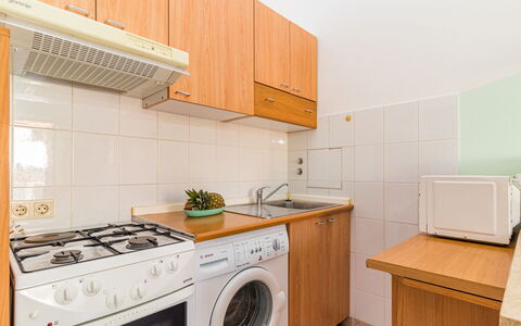 Nicole: Cabinetry, Bygning, Vaskerum, Countertop, Vaskemaskine, Tørretumbler, Køkken Apparat, Komfur, Køkken, Husholdningsapparat