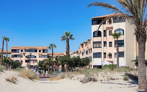 Le Barcarès 400: Himmel, Bygning, Plante, Vindue, Azure, Træ, Vegetationen, Arecales, Urban Design, Hus