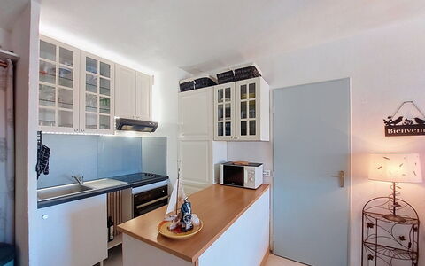 Le Barcarès 410: Møbel, Køkken, Indretning, Countertop, Cabinetry, Køkken Apparat, Gulvbelægning, Træ, Større Bandage, Loft