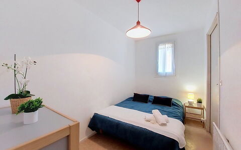 Le Barcarès 430: Soveværelse, Indretning, Seng, Etage, Gulvbelægning, Træ, Sengetøj, Møbel, Loft, Sengetøj