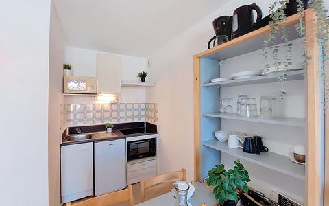 Le Barcarès 430: Møbel, Indretning, Væg, Træ, Køkken, Gulvbelægning, Værelse, Loft, Countertop, Etage