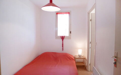 Le Barcarès 430: Soveværelse, Værelse, Møbel, Rød, Seng, Ejendom, Indretning, Etage, Loft, Bed Frame
