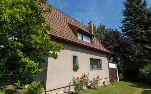 Jestřebice 8: Plante, Bygning, Ejendom, Vindue, Himmel, Træ, Hus, Land Lot, Sommerhus, Græs