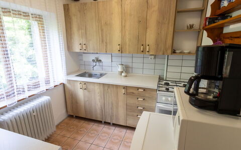 Jestřebice 8: Køkkenvask, Cabinetry, Håndvask, Ejendom, Tap, Countertop, Sanitærarmatur, Køkken, Træ, Indretning