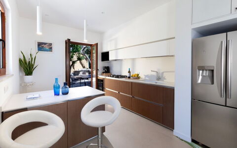 Villa Nerano: Møbel, Indretning, Køkken, Countertop, Gulvbelægning, Cabinetry, Køkken Apparat, Etage, Træ, Loft