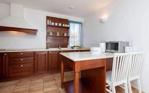 Villa Bugenvila: Møbel, Værelse, Ejendom, Cabinetry, Køkken, Bygning, Bord, Etage, Indretning, Countertop