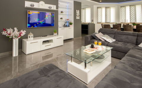 Oasis of Peace: Ejendom, Couch, Television, Belysning, Stue, Indretning, Gulvbelægning, Bord, Studio Couch, Etage