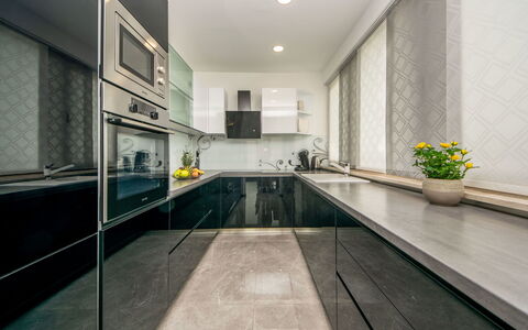 Oasis of Peace: Ejendom, Plante, Bygning, Countertop, Stueplante, Cabinetry, Indretning, Hus, Arkitektur, Køkken