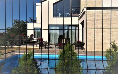 Lány: Afspejling, Arkitektur, Ejendom, Bygning, Hus, Vand, Ejendom, Facade, Svømmepøl, Glas