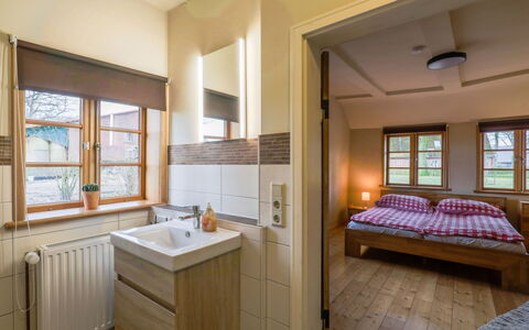 Sandbostel 601: Møbel, Vindue, Cabinetry, Badeværelsesskab, Bygning, Håndvask, Træ, Countertop, Komfort, Tap