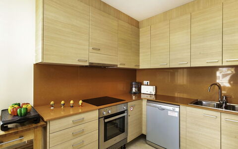 Fane de Baix Iii: Cabinetry, Countertop, Køkkenvask, Bygning, Håndvask, Køkken Apparat, Komfur, Køkken, Gaskomfur, Husholdningsapparat