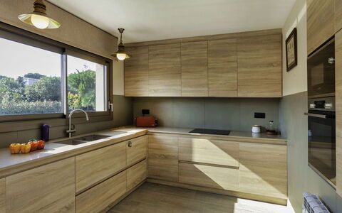 Emporion: Countertop, Cabinetry, Køkkenvask, Ejendom, Tap, Håndvask, Bygning, Køkken, Køkken Apparat, Vindue